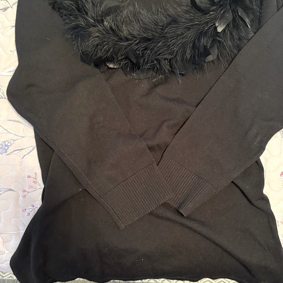 Party sweater w/ black feather collar making the perfect frame for your smile - Picture 3 of 7